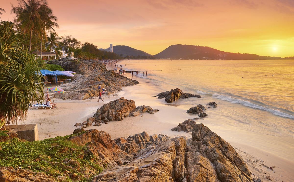 Patong Beach al anochecer, en Phuket
