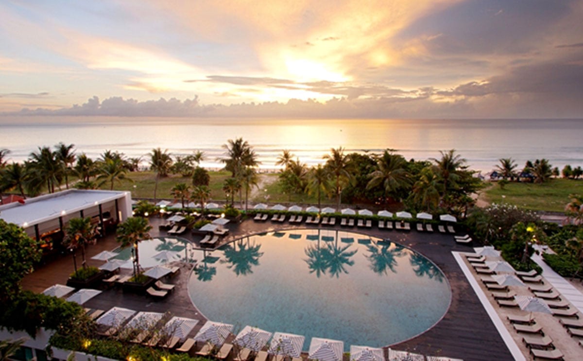 Puesta de sol en el Ocean Beach Club del Hotel Hilton, Phuket