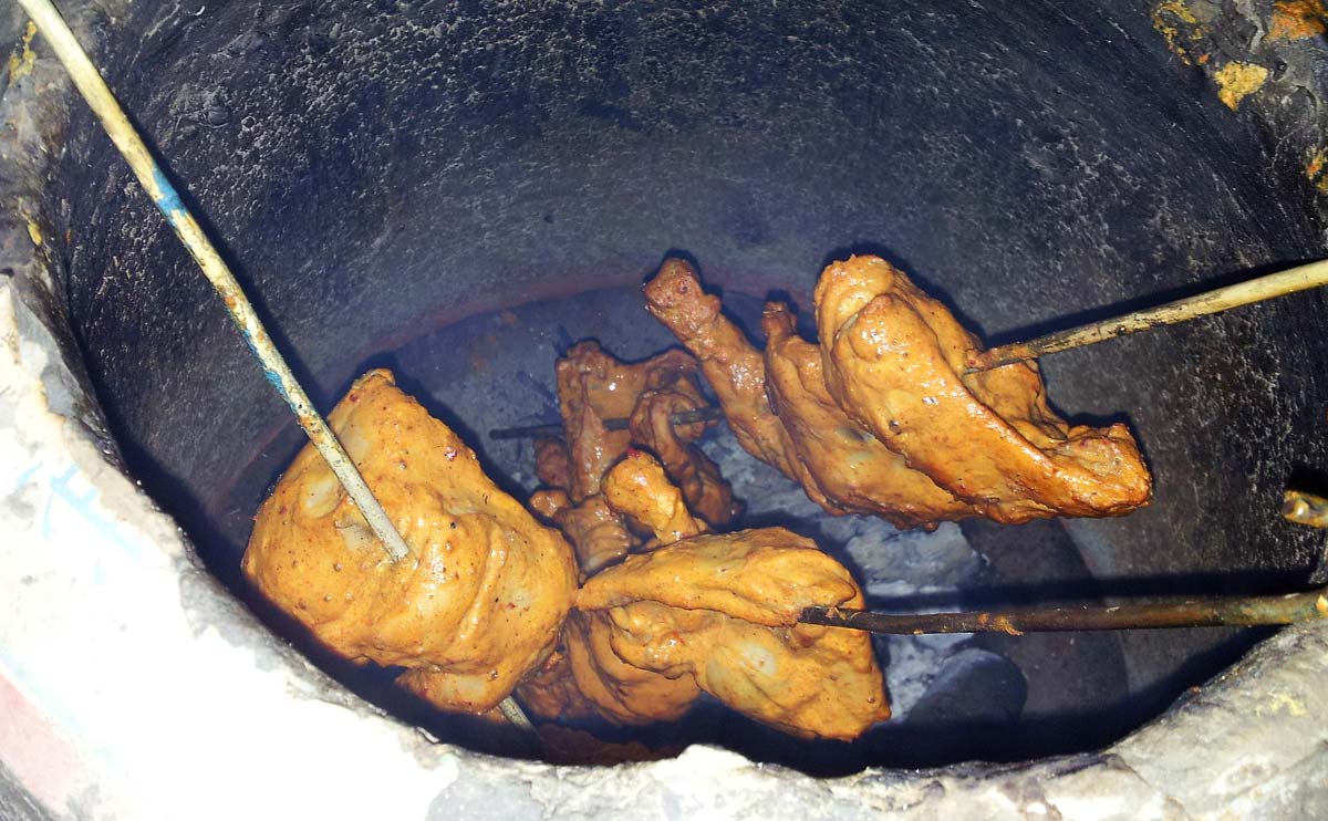Pollo tandoori cocinado de la forma tradicional en un horno de barro – Fuente: Nitinmaul